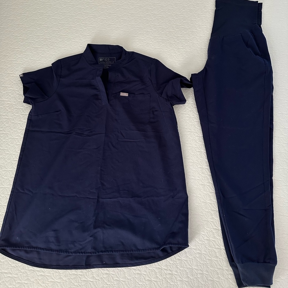 Figs maternity set size small.  Navy